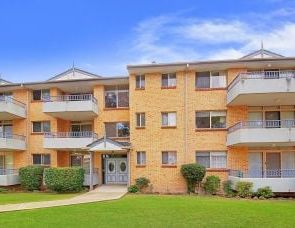 Spacious Two Bedroom Unit - Walk to Pendle Hill Train Station - Photo 1