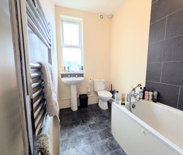 4 Bed Terraced House, Lace Street, NG7 - Photo 2