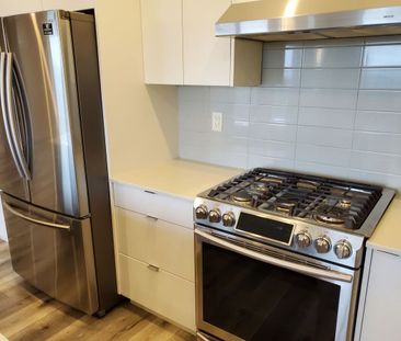 Bright, Open Concept Upper! - Photo 4