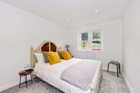 A ground floor two bedroom apartment in a newly converted gated development - Photo 3