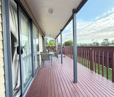 Tidy 2 Bedroom home next to park like grounds - Photo 2
