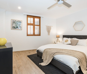 Contemporary Harbourside Haven Boasting Unmatched Convenience - Photo 4