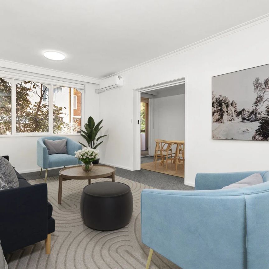 Stunning and Spacious Retro Apartment in Prime Location - Photo 1