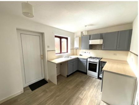 2 Bedroom Semi-Detached House - Photo 5