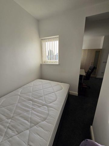 1 bedroom block of apartments to rent - Photo 4