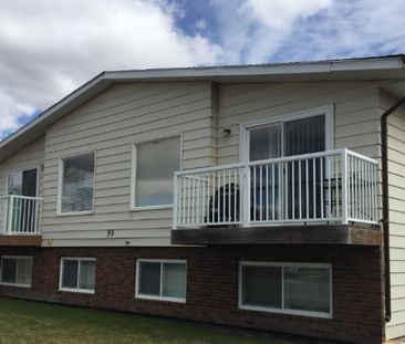 Fantastic bright 2 Bedroom Unit ~ Gas & Water Included - Photo 1