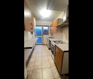 3 Bed Terraced House, Pembroke Avenue, LU4 - Photo 5