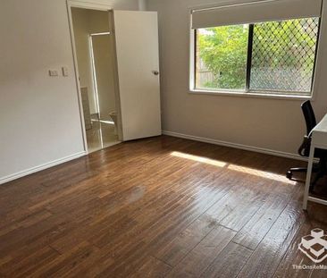 Master bedroom with own renovated bathroom for rent - Photo 3