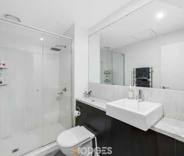 Spacious Top Floor 1 Bedroom Beauty - Photo 5