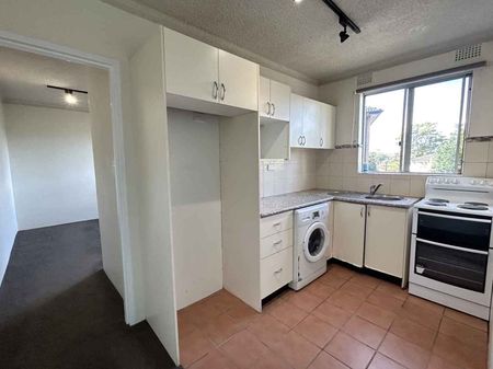 Bright and modern one-bed in the heart of Dulwich Hill - Photo 2