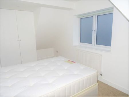 3 Bed Detached House, Haydons Road, SW19 - Photo 2