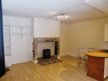 Terraced House to rent on - Photo 3