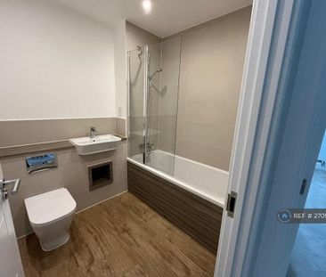 4 bedroom semi-detached house to rent - Photo 6