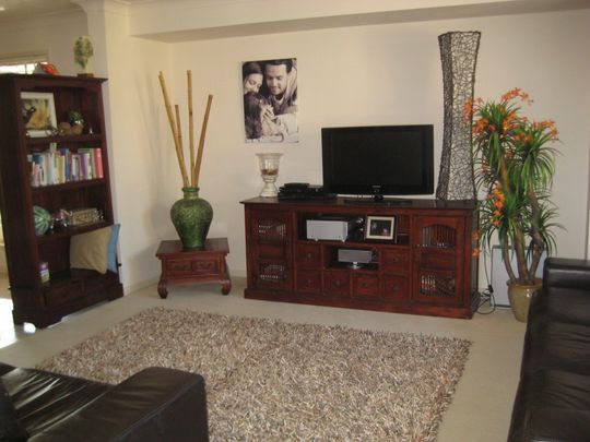 Family Home in Prime Location! - Photo 1