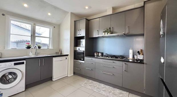 Location and Comfort In One Tree Hill - Photo 1