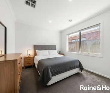 MODERN 4 BEDROOM HOME WITH ALL THE EXTRAS - Photo 3