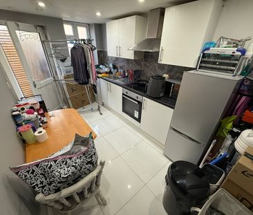 1 Bed Flat, Scotts Road, E10 - Photo 2