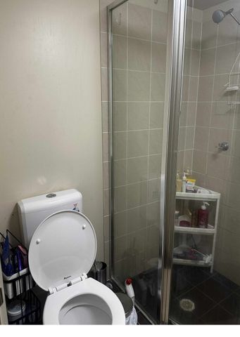 Furnished room with own bathroom in student accom – looking for girls - Photo 4