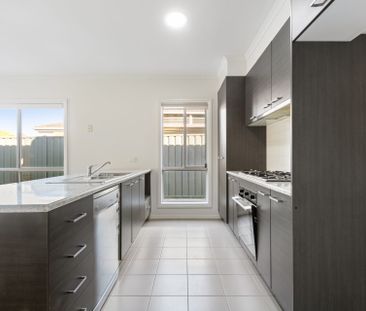 Stylish Family Living in a Prime Craigieburn Location - Photo 3