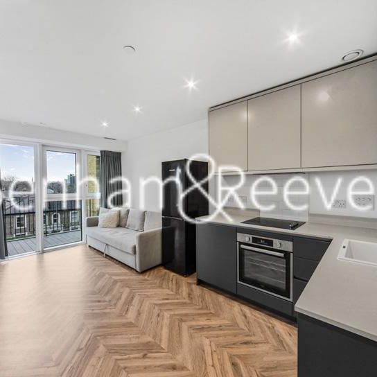 Studio to rent - Photo 1