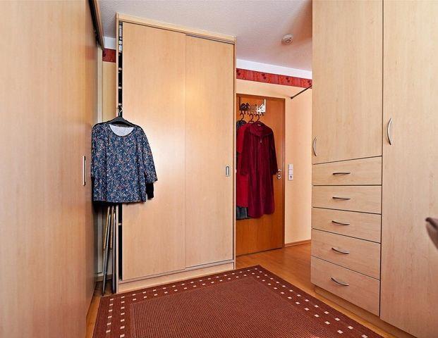 Perfekt für Senioren! Schönes Wohnen mit Einbauten, 3,5-Zimmer, EBK, Wintergarten, TG, Aufzug uvm.! - Photo 1