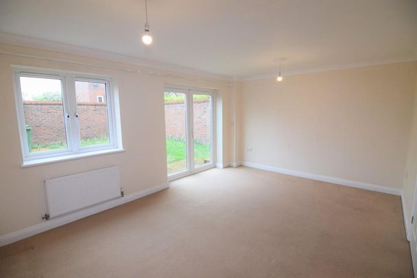 2 bedroom end of terrace house to rent - Photo 1
