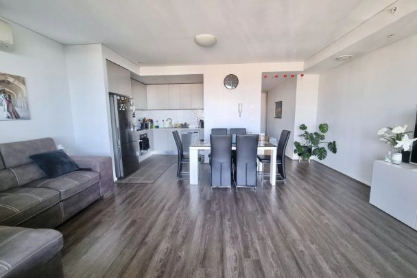 MODERN TWO BEDROOM APARTMENT! - Photo 1