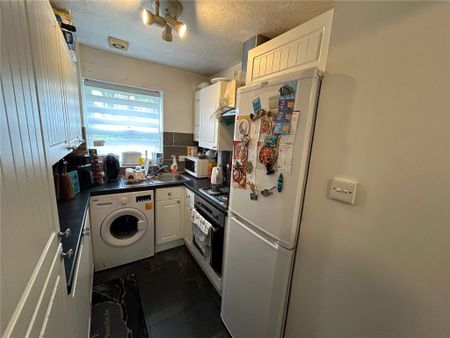 2 Bedroom Flat / Apartment - Lower Northam Road, Hedge End - Photo 3