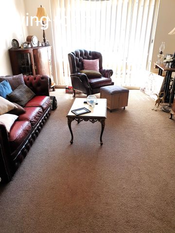 Beautiful 4 Brm Home with 2 Living Areas - Photo 2