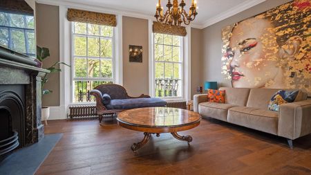 A magnificent four-bedroom Grade II listed Georgian terrace house, benefitting from a wonderful south-facing garden. - Photo 2