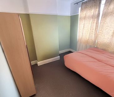 Room in a Shared House, Woodmansterne Road, SW16 - Photo 1