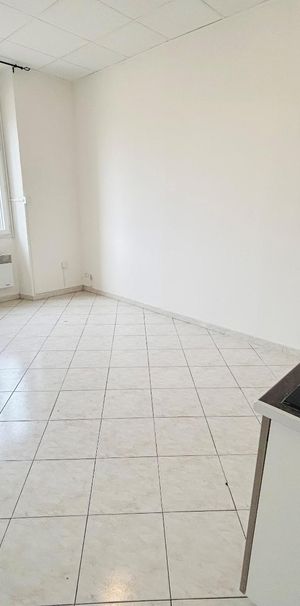 Location Appartement 1 pièce 30m² PORT DE BOUC 13110 - Photo 1