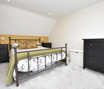 4 bedroom semi-detached house to rent - Photo 6