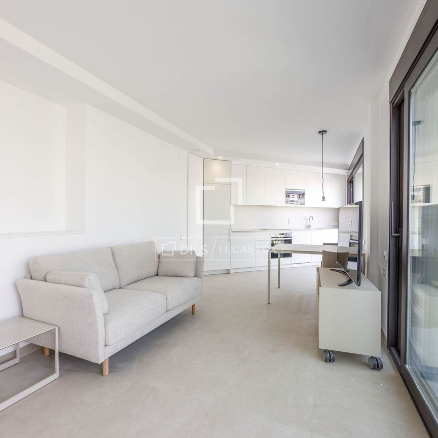 Excellent 1 Bedroom penthouse with 100m² terrace for rent in Gran Vía, Valencia - Photo 1