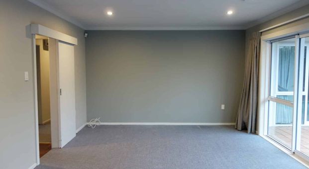 Great Location 3-Bed House with Double Garage - Photo 1