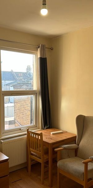 Room in a Shared House, Leslie Road, E11 - Photo 1