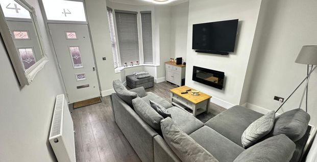 Room 1, St Lukes Crescent, Leeds, LS11 8LA - Photo 1