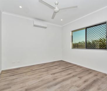 IMMACULATE MODERN HOME IN ONE OF ZUCCOLI'S MOST DESIRABLE POCKETS! - Photo 4