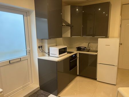 Studio Flat, North Crescent, N3 - Photo 5