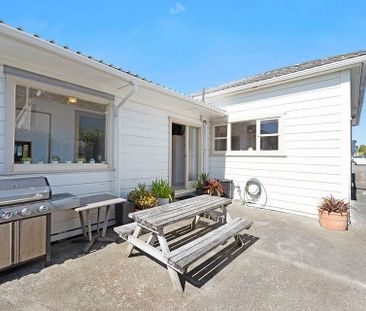 Sunny 4 Bedroom Home with Courtyard - Photo 3