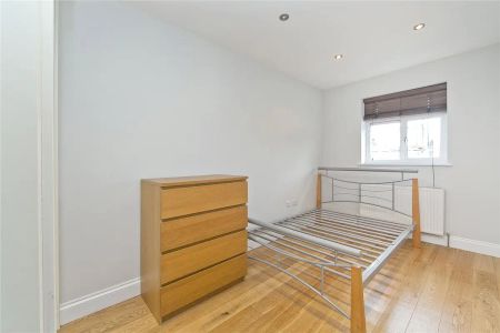 4 bedroom flat in London - Photo 3