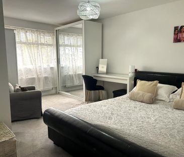 4 bedroom detached house to rent - Photo 2