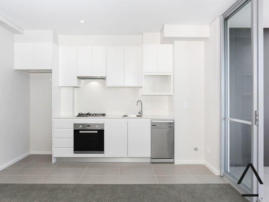 One bedroom apartment with a large flexible floorplan! - Photo 1