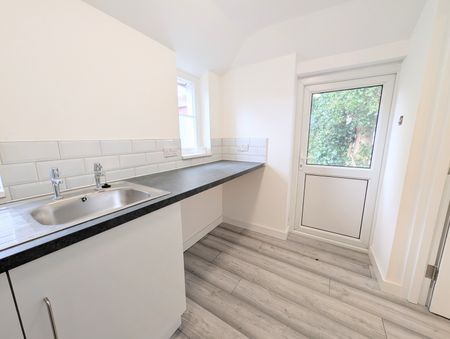 Newly Renovated 1 Bed Flat - Photo 4