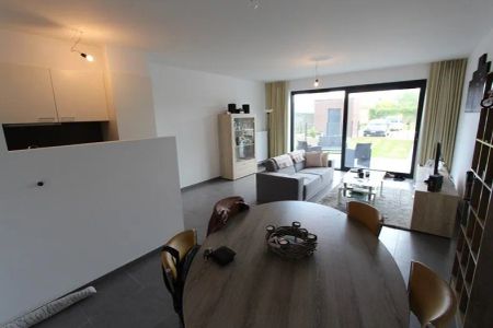 Gelijkvloers nieuwbouwappartement te Ieper met één slpkmr en autostaanplaats - Photo 3