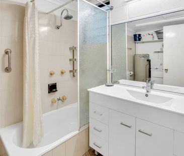 Furnished & Spacious Inner-City Apartment! - Photo 3