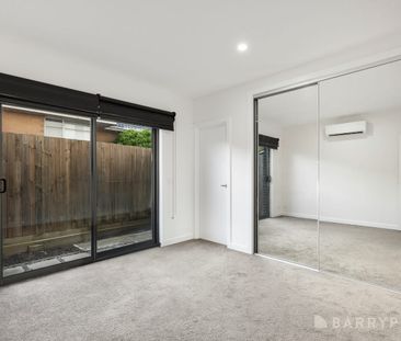 Modern Townhouse Living in the Heart of Lilydale. - Photo 4