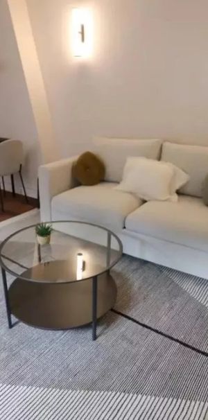 Location meublée - ou bail code civil - Grand studio en dernier étage refait à neuf - Photo 1