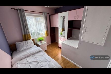 3 bedroom semi-detached house to rent - Photo 5