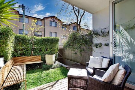 Contemporary Living in Landscaped Garden Complex near Bondi Beaches - Photo 5